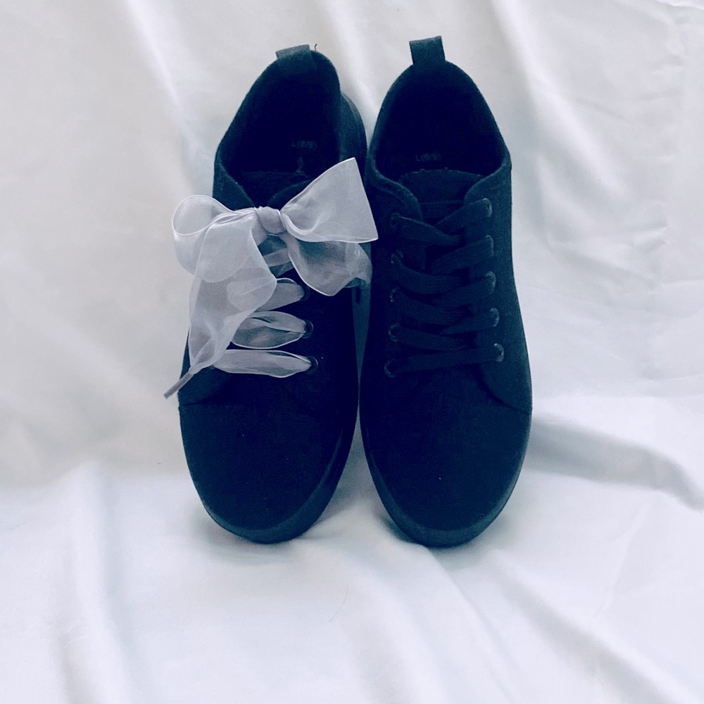 NWOT Sole Mates black, canvas sneakers. Size L 8/9